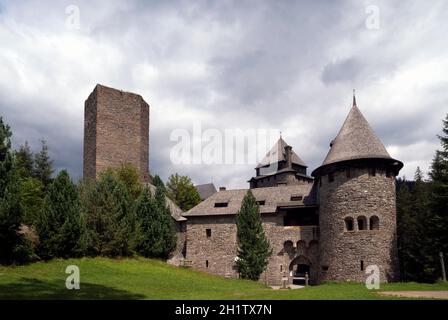 Burg Finstergrun ist eine Burg im österreichischen Bundesstaat Salzburg und wird als Jugendherberge genutzt Stockfoto