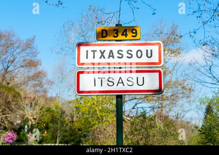 Dorfschild in Itxassou im französischen Baskenland. Itxassou ist Itsasu auf Baskisch. Stockfoto