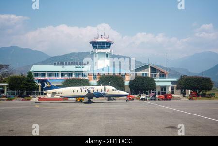 POKHARA, NEPAL - CA. MÄRZ 2018: Ein Flugzeug der Buddha Air Beechcraft 1900D am Flughafen Pokhara. Stockfoto