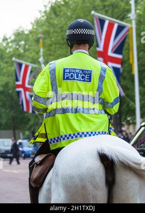 LONDON, Großbritannien - CA. April 2011: Berittene Polizisten auf der Mall. Stockfoto