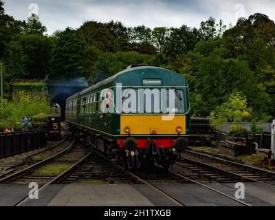 Ein historischer Diesel-Mehreinheitzug, der im Oktober 2021 an der NYMR in Grosmont Station eintraf, mit einem Crew-Mann, der bereit war, das Tablet zu übergeben Stockfoto