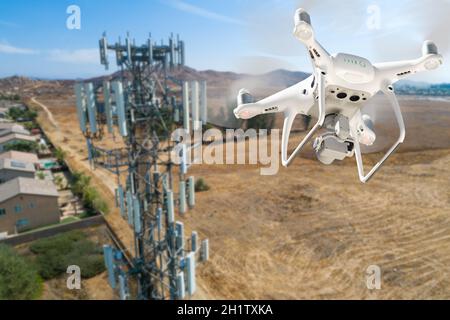 Unbemannte Flugdrohne fliegt nahe und inspiziert den Zellturm. Stockfoto