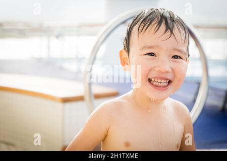 Gemischte Rassen junge Spaß im Wasserpark mit großen Gummiente im Hintergrund. Stockfoto