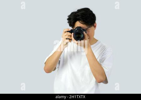 DSLR-Vollformatkamera in der Hand des Fotografen. Arbeitsatmosphäre im Fotostudio. Stockfoto