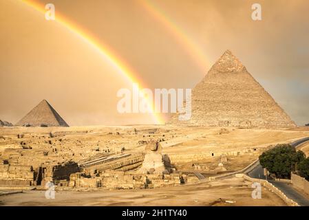 Regenbogen über Peramiden und Sphinx in Gizeh, Ägypten Stockfoto