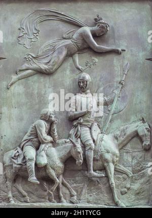 Spanien, Madrid - 6. März 2021: Bronze-Reliefs mit Don Quixote-Szene. Von Jose Piquer Duart, 1835. Don Quixote und Sancho Panza, die von der Göttin getrieben werden Stockfoto