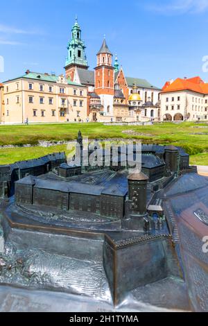 Krakau, Polen - 28. April 2021: Miniatur des Wawel-Schlosses und der Wawel-Kathedrale für Blinde Stockfoto