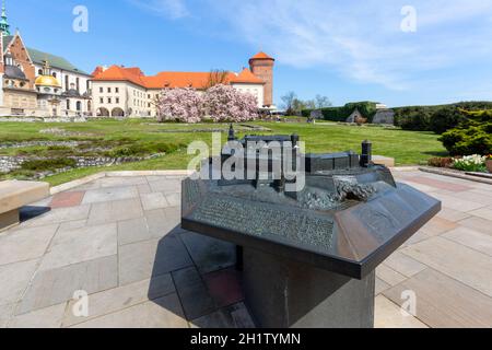 Krakau, Polen - 28. April 2021: Miniatur des Wawel-Schlosses und der Wawel-Kathedrale für Blinde Stockfoto