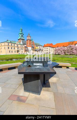 Krakau, Polen - 28. April 2021: Miniatur des Wawel-Schlosses und der Wawel-Kathedrale für Blinde Stockfoto