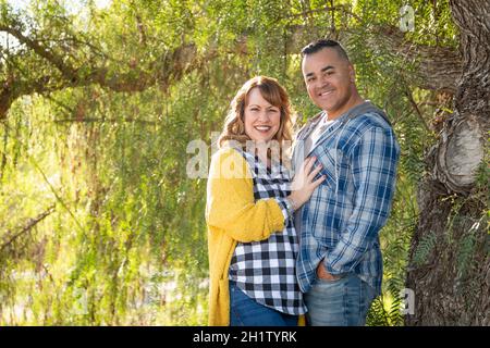 Portrait von gemischten Rennen Paar im Freien. Stockfoto