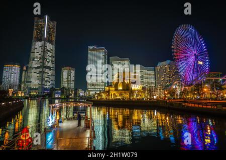 Alle öffentlichen und privaten Bereiche leuchten im Minato Mirai Büro. Drehort: Präfektur kanagawa, Yokohama-Stadt Stockfoto