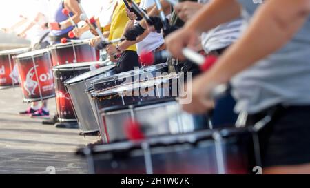 Nahaufnahme von Straßenkünstlern, die während des Festivals oder Karnevals auf Trommeln auf der Stadtstraße spielen. Stockfoto