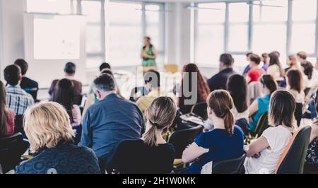 Business &amp; Entrepreneurship Symposium. Sprecherin, einen Vortrag bei Geschäftstreffen. Publikum im Konferenzsaal. Rückansicht des unbekannten Teil Stockfoto