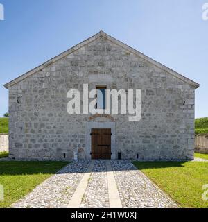 Palmanova, Italien. 18. Mai 2021. Das antike Gebäude der napoleonischen Pulverzeitschrift Garzoni Stockfoto