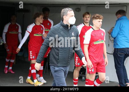 Raus aus den Katakomben: Trainer Christian Preußer (SC Freiburg II) führt seine jungen Wilden Soutän an die Tabellenspitze Fussball-RL SW 20-21: 3 Stockfoto