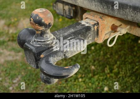 Nahaufnahme einer Anhängerkupplung an einem Fahrzeug zum Abschleppen von Lasten hinter dem Fahrzeug. Stockfoto