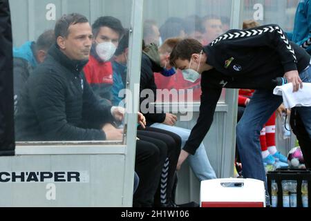 In der trockenen Trainerbox verfolgt Trainer Christian Preußer (SC Freiburg II) das Spiel seiner Mannschaft Fussball-RL SW 20-21: 38. Sptg: SC Freib Stockfoto