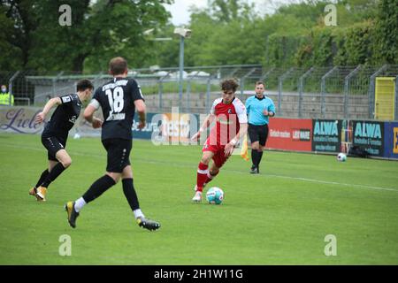 Noah Weißhaupt (SC Freiburg II) mit Ball im Spiel der Fussball-RL SW 20-21: 38. Sptg: SC Freiburg II - TSV Eintracht Stadtallendorf Stockfoto