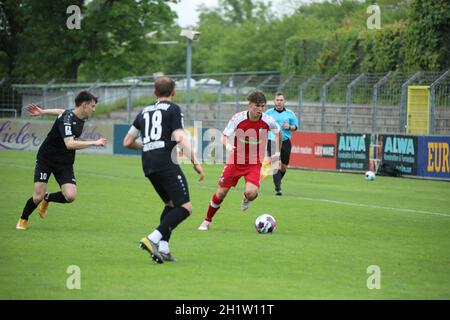 Noah Weißhaupt (SC Freiburg II) mit Ball im Spiel der Fussball-RL SW 20-21: 38. Sptg: SC Freiburg II - TSV Eintracht Stadtallendorf Stockfoto