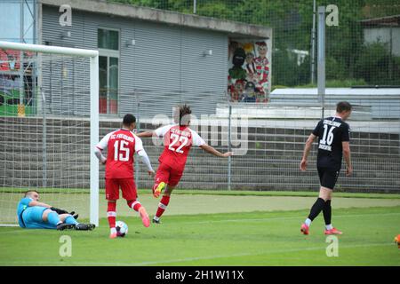 Kiliann Sildillia (SC Freiburg II) bejubelt sein Tor zum 2:0, Abramowicz Mateusz (TSG Eintracht Stadtallendorf) liegt lagen am Boden, Fussball- Stockfoto