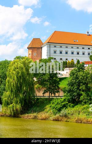 Sandomierz, Polen - 10. Juli 2020 : mittelalterliche Burg Sandomierz, erbaut am Hang der Weichsel bei Kasimir III. Dem Großen. Gotischer Turm bekannt Stockfoto