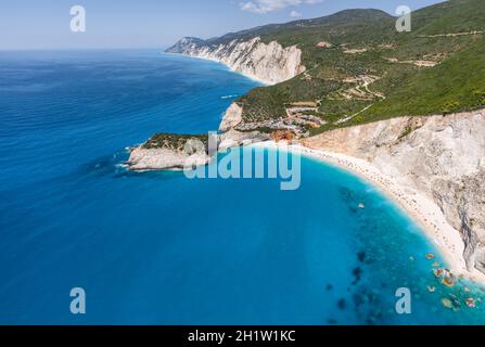 Luftaufnahmen von berühmten touristischen Lage des Paradiesstrandes in Lefkada, Griechenland. Porto Katsiki legendäre Klippen und Ausblicke auf atemberaubende Stockfoto