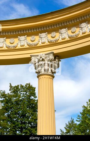 Lancut, Polen - 26. August 2020: Dekorative Gloriette vor dem barocken Schloss Lancut aus dem 16. Jahrhundert, der ehemaligen Residenz des polnischen Magnaten. Stockfoto