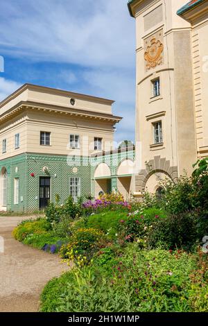 Lancut, Polen - 26. August 2020: Blick auf das barocke Schloss Lancut und die Orangerie aus dem 16. Jahrhundert, ehemalige Residenz des polnischen Magnaten Stockfoto