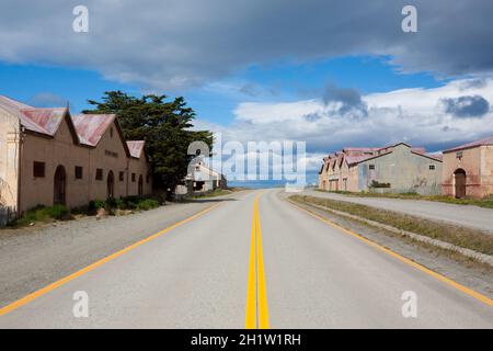 San Gregorio Stadtbild, Punta Delgada, Chile Wahrzeichen. Estancia San Gregorio. Verlassene Gebäude Stockfoto