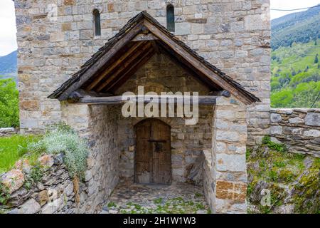 Kirche Santa Maria von Cardet, Katalonien - Spanien. Es gehört zur Gemeinde Valle de Bohi, Detail des Eingangsportals Stockfoto