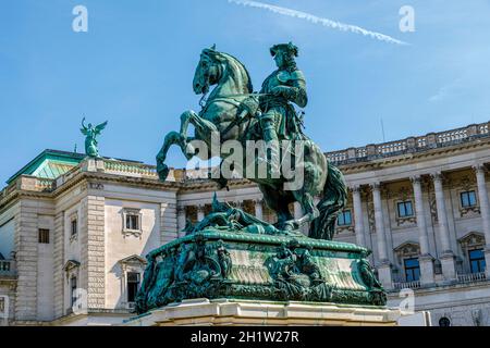 Wien, Österreich - 16. September 2019: Statue von Kaiser Joseph II. (1741-1790) auf dem Josefplatz in Wien, Österreich; das Gebäude hinter dem Kaiser ho Stockfoto