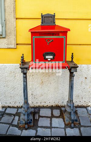 Briefkasten rot. Budapest, Ungarn. Roten Briefkasten in Budapest. Stockfoto