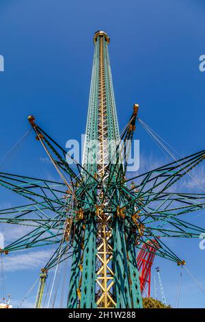 Wien, Österreich - 18. September 2019: Der Wiener Prater ist ein moderner Themenpark mit über 250 Attraktionen, die für Adrenalin sorgen. Vertikaler Schwenk Stockfoto