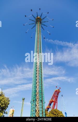 Wien, Österreich - 18. September 2019: Der Wiener Prater ist ein moderner Themenpark mit über 250 Attraktionen, die für Adrenalin sorgen. Vertikaler Schwenk Stockfoto