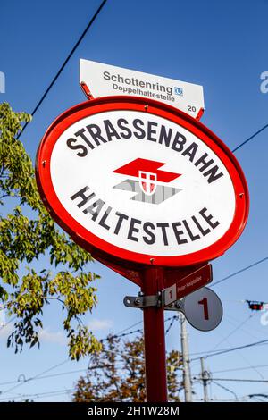Wien, Österreich - 16. September 2019: Logo der Wiener Linien auf einer Straßenbahnhaltestelle (Strassenbahn Halestelle) am Karlsplatz in Wien Stockfoto