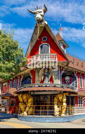 Wien, Österreich - 18. September 2019: Der Wiener Prater ist ein moderner Themenpark mit über 250 Attraktionen, die für Adrenalin sorgen. Geisterschloss hor Stockfoto