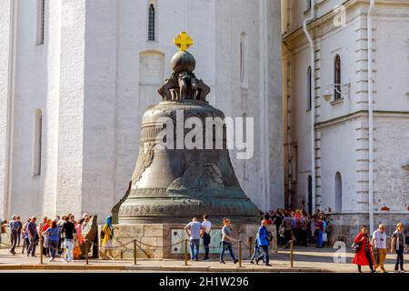 Moskau, Russland - 15. September 2018: Touristen besuchen den Kreml. Im Inneren befindet sich eine riesige Glocke vor einer Kathedrale Stockfoto