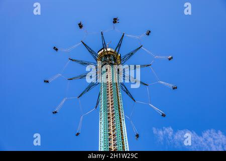 Wien, Österreich - 18. September 2019: Der Wiener Prater ist ein moderner Themenpark mit über 250 Attraktionen, die für Adrenalin sorgen. Vertikaler Schwenk Stockfoto