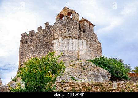 Mittelalterliche Steinburg von Katalonien auf dem Felsen in Spanien. Das wichtigste Wahrzeichen der Stadt Calafell Stockfoto