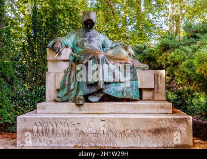 Budapest, Ungarn - 15. November 2019: Statue des Anonymen, Schloss Vajdahunyad, Budapest, Ungarn .installiert im Jahr 1903 Stockfoto