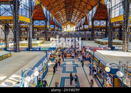 Budapest, Ungarn - 15. November 2019: Große Markthalle oder zentrale Markthalle in Budapest, Ungarn Stockfoto