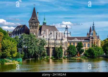 Budapest Vajdahunyad Castle vom See aus gesehen mit zwei hübschen Junge Mädchen in einem Ruderboot Stockfoto