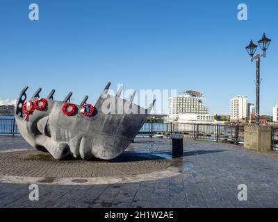 Merchant Seafarer’s war Memorial am Cardiff Bay Harbour Drive – „in Erinnerung an die Merchant Seafarers aus dem Hafen von Barry Penarth Cardiff Who Di Stockfoto