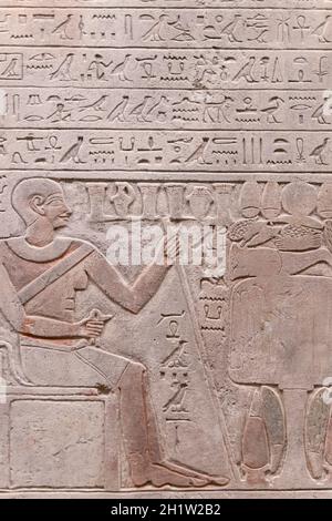 Ägyptische Hieroglyphen und antike Zeichnungen auf Tontafeln und Papyri-Hintergrund. Die Kunst Ägyptens und die alten Zivilisationen Afrikas. Hochwertige Fotos Stockfoto