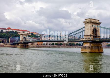 Budapest, Ungarn - 15. November 2019: Die Kettenbrücke ist eine Kettenbrücke, die die Donau zwischen Buda und Pest, der westlichen und östlichen Seite, überspannt Stockfoto