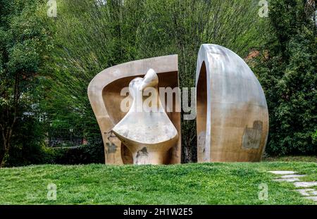 Guernica, Spanien - 09. April 2018: Skulptur von Henry Moore 'große Figur in einem Tierheim'. 1991 nach Gernika gebracht. Diese Skulptur ist Teil der 'Wa Stockfoto
