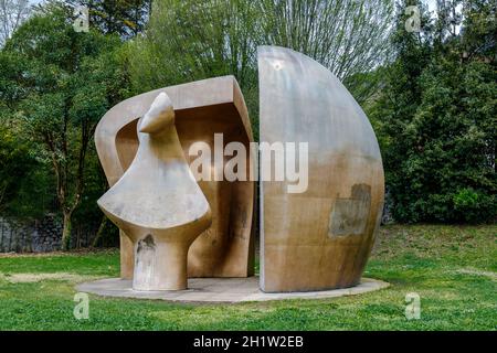 Guernica, Spanien - 09. April 2018: Skulptur von Henry Moore 'große Figur in einem Tierheim'. 1991 nach Gernika gebracht. Diese Skulptur ist Teil der 'Wa Stockfoto