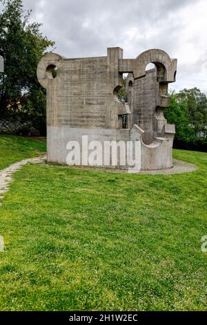 Guernica, Spanien - 09. April 2018: Skulptur von Eduardo Chillida, Arbeit gure aitaren etxea (La casa de mustro padre), Auftrag der baskischen Regierung Stockfoto