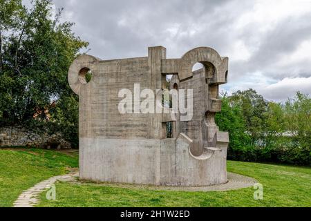 Guernica, Spanien - 09. April 2018: Skulptur von Eduardo Chillida, Arbeit gure aitaren etxea (La casa de mustro padre), Auftrag der baskischen Regierung Stockfoto