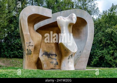 Guernica, Spanien - 09. April 2018: Skulptur von Henry Moore 'große Figur in einem Tierheim'. 1991 nach Gernika gebracht. Diese Skulptur ist Teil der 'Wa Stockfoto